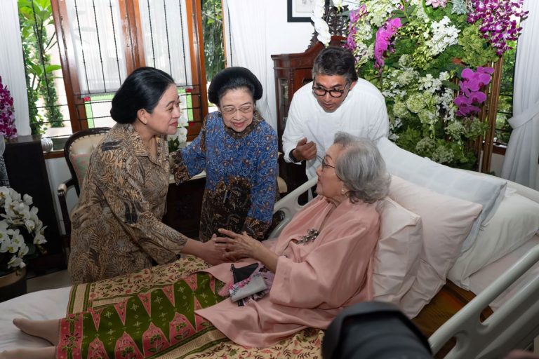 Megawati Hadiri Peringatan 100 Tahun Meriyati Hoegeng, Terima Potongan Kue Pertama