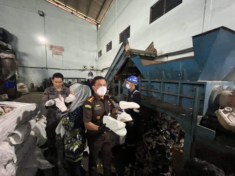 Kejari Batam Musnahkan BB 87 Perkara, Ada Ribuan Ball Balpres hingga Sisik Trenggiling