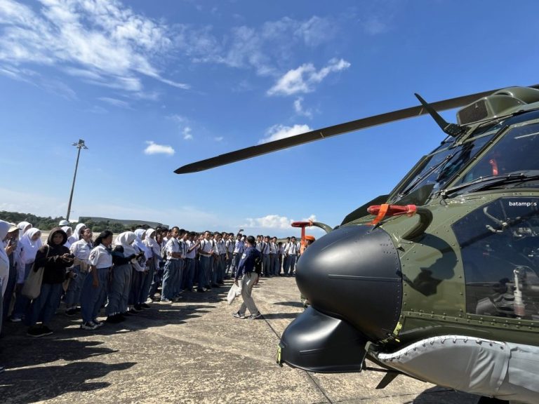 Helikopter Caracal Mejeng di Lanud Hang Nadim Batam, Puluhan Siswa Terpukau