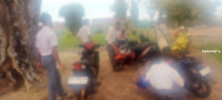 Miris, Sekelompok Pelajar Berseragam Sekolah Merokok di Tempat Umum
