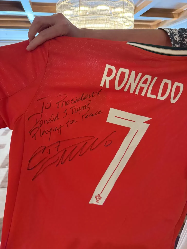 Cristiano Ronaldo Kirim Jersey Bertanda Tangan ke Donald Trump, Berisi Pesan ‘Playing for Peace’