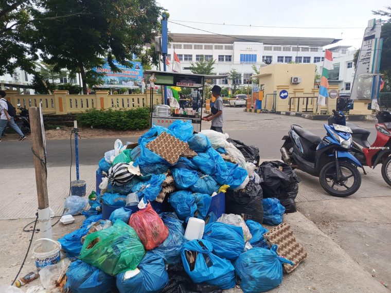 Sampah Menumpuk di Pintu Dekat Masuk RSUD, Bau Menyengat Sambut Pasien