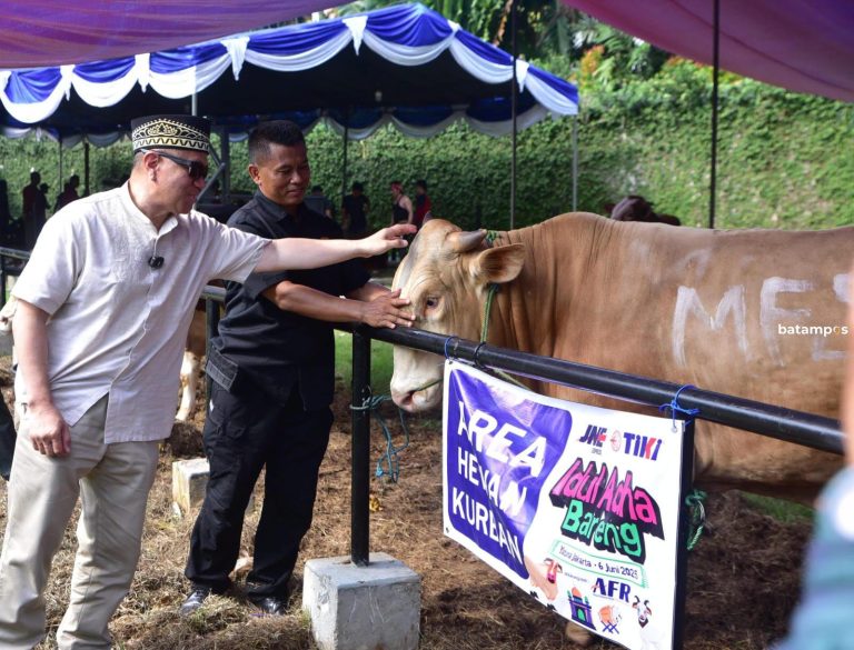 Komitmen Berbagi JNE-TIKI di Idul Adha, 74 Sapi, 139 Kambing, dan Ribuan Paket Kurban