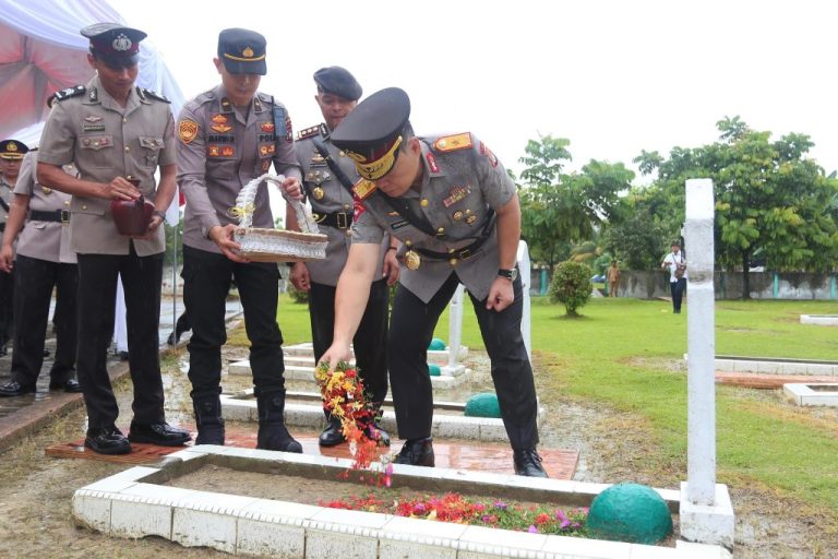 Polda Kepri Ziarah ke Makam Pahlawan Sambut Hari Bhayangkara ke-79