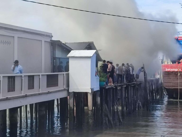 Sedang Diperbaiki di Pelabuhan, Kapal Cumi Terbakar