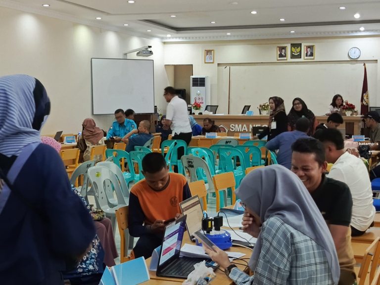 Posko Penyaluran Murid Baru Diserbu Orangtua, Pemerintah Pastikan Tak Ada Siswa Tertinggal