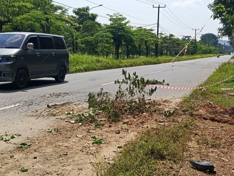 Lubang di Jalan S Parman Jebak Pengendara, Korban Terus Berjatuhan