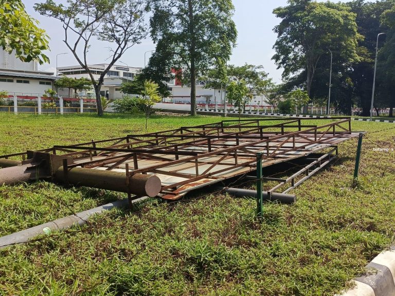 Besi Reklame Dirobohkan Jadi Incaran Maling, Warga Minta Pemko Tak Biarkan Terbengkalai