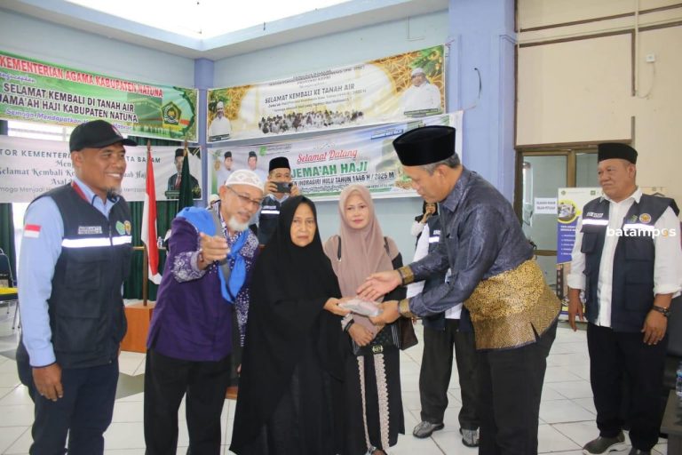 Penuh Haru, Kakanwil Zoztafia Sambut Kepulangan Jemaah Haji Kloter BTH 17