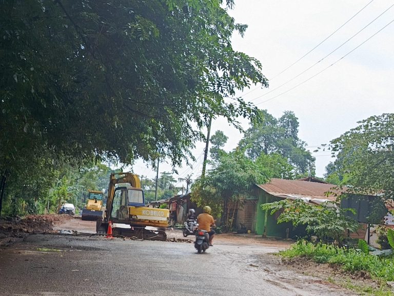 Jalan Rusak ke Pelabuhan Sagulung Mulai Ditambal, Warga Harap Perbaikan Menyeluruh