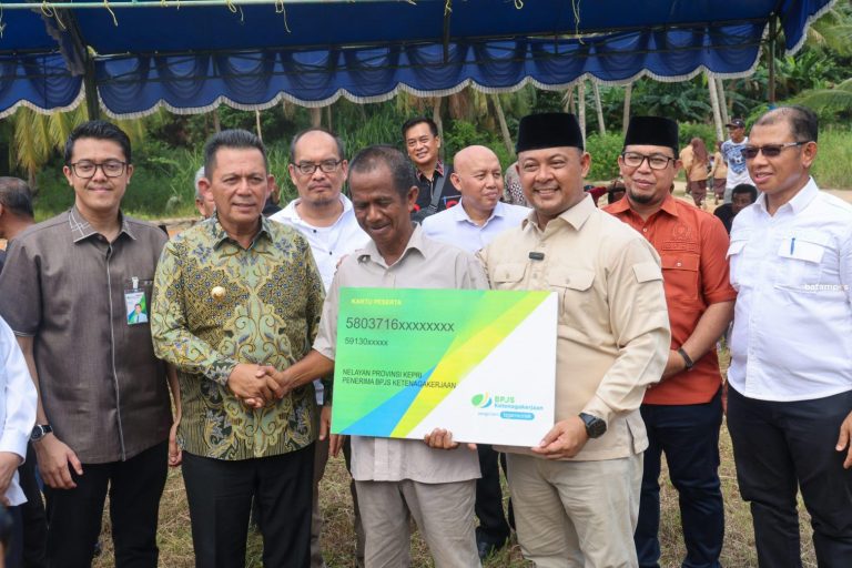 Gubernur Ansar dan Ketua DPRD Kepri Sambangi Pulau Kasu, Salurkan Bantuan Bagi 414 Nelayan Tradisional
