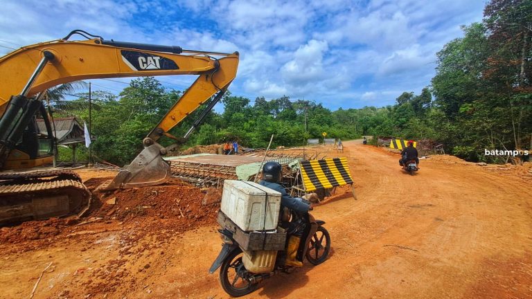 Biar Dapat Dilalui Mobil, Warga Desa Ekang Anculai Timbun Tanah 35 Lori Disamping Jalan Amblas