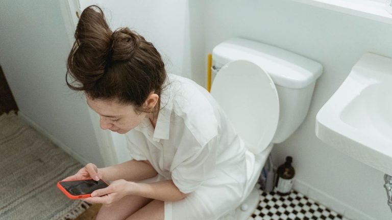 Dokter Ungkap Bahaya Duduk Lama di Toilet, Bisa Picu dan Perburuk Ambeien