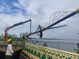 Empat Tiang PJU di Jembatan Dompak Patah Dihantam Angin Kencang
