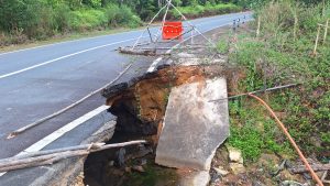 Jalan Lama Tanjunguban-Tanjungpinang Terancam Putus, Warga Minta Perbaikan Segera