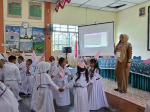 Malu-Malu tapi Mau, Antusias Siswa Baru SDN 001 Tarempa Ikuti MPLS