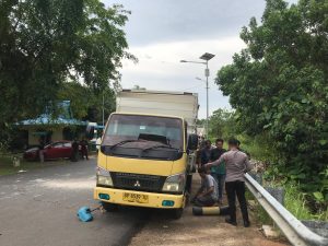 Truk Tabrak Portal Pembatas Jembatan Dompak Tanjungpinang