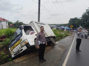 Mobil Boks Masuk Parit di Tanjungpinang, Sopir Selamat