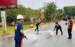 Minyak Solar Tumpah di Jalan Nusantara Bintan, Arus Lalu Lintas Sempat Terganggu