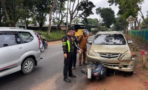 Pemotor Patah Kaki Usai Tabrak Avanza di Km 25 Kijang