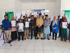 Wabup Anambas Serahkan Akta Kelahiran di Desa Bayat Lewat Program Jemput Bola