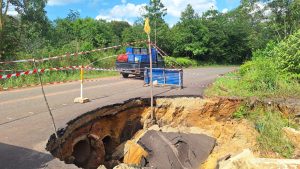 Jalan Amblas di Jalur Lama Tanjunguban – Tanjungpinang Mulai Diperbaiki, Warga Sambut Gembira