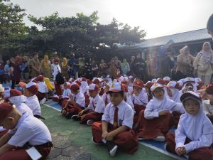 Orang Tua ‘Ikut Sekolah’ Temani Anak di Hari Pertama Masuk SDN 004 Tanjungpinang