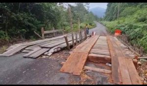 Longsor dan Amblas Parah, Jalan Desa Kelumu Nyaris Tak Bisa Dilalui