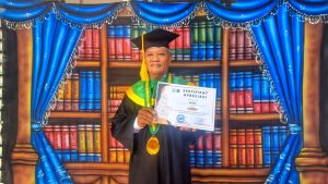 Wisuda Penuh Haru, Puluhan Lansia Bintan Tamat Sekolah di Usia Senja