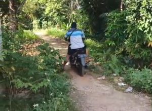 Jalan Rusak 10 Tahun di Lingga, Warga Nyaris Jatuh ke Jurang