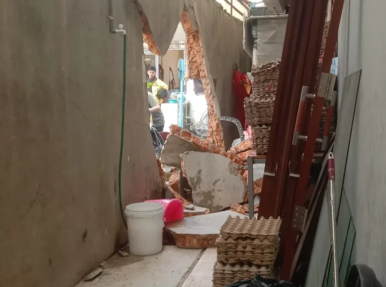 Diduga Salah Injak Pedal, Yarris Cross Tabrak Toko Kue di Batam Centre hingga Dapur Jebol