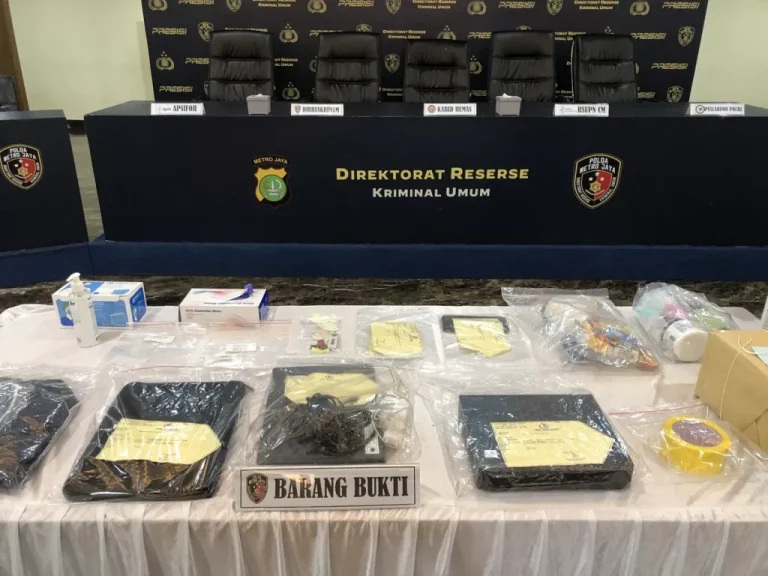 Mulai Lakban Kuning dan Alat Kontrasepsi, Barang Bukti Kasus Kematian Diplomat Kemlu Arya Daru Pangayunan