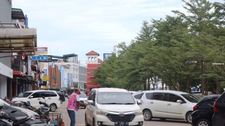 Amsakar Pertimbangkan Pembebasan Retribusi Parkir Tepi Jalan dalam APBD-P