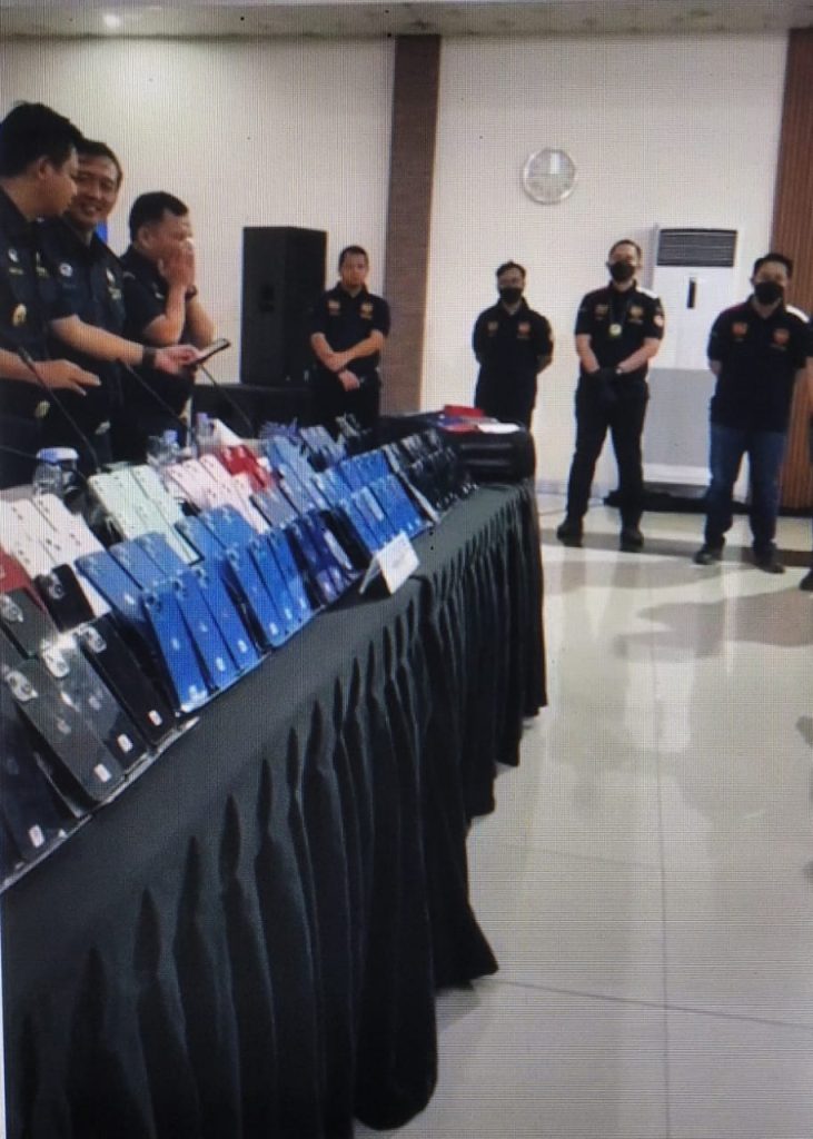 Gunakan Jasa Driver Ojol dan Boarding Pass Palsu, Penyelundupan Ratusan Ponsel iPhone di Bandara