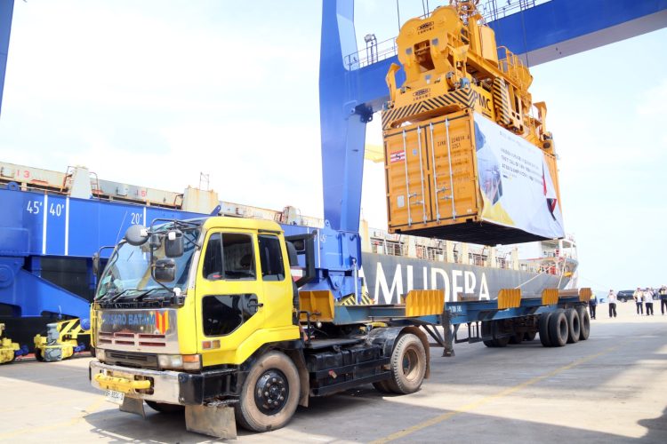 Kapal MV Sinar Bintan resmi menandai pelayaran perdana layanan direct call ke-5 dari Terminal Peti Kemas (TPK) Batu Ampar, Selasa (22/7).