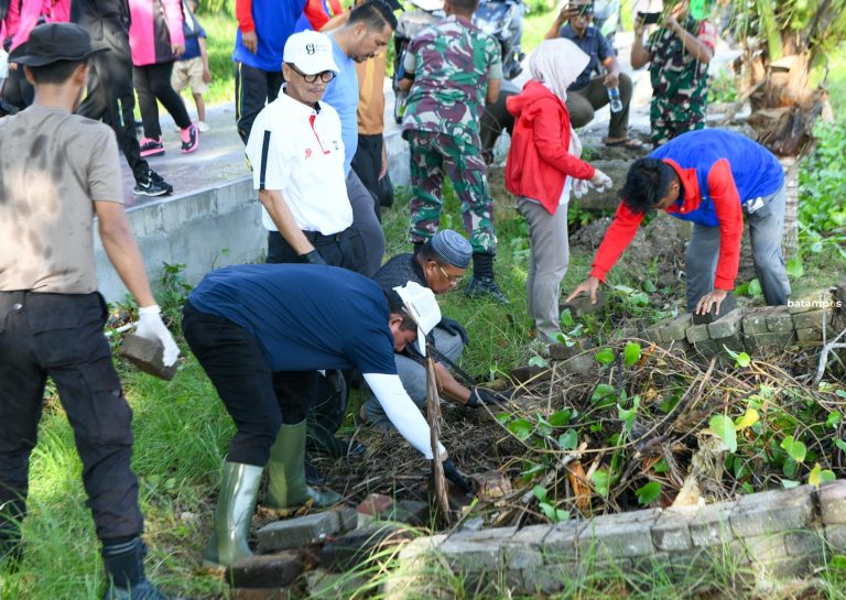 Gubkepri Ansar Pimpin Gotong Royong di Pulau Penyengat, Dorong Gerakan Wisata Bersih dan Regeneratif