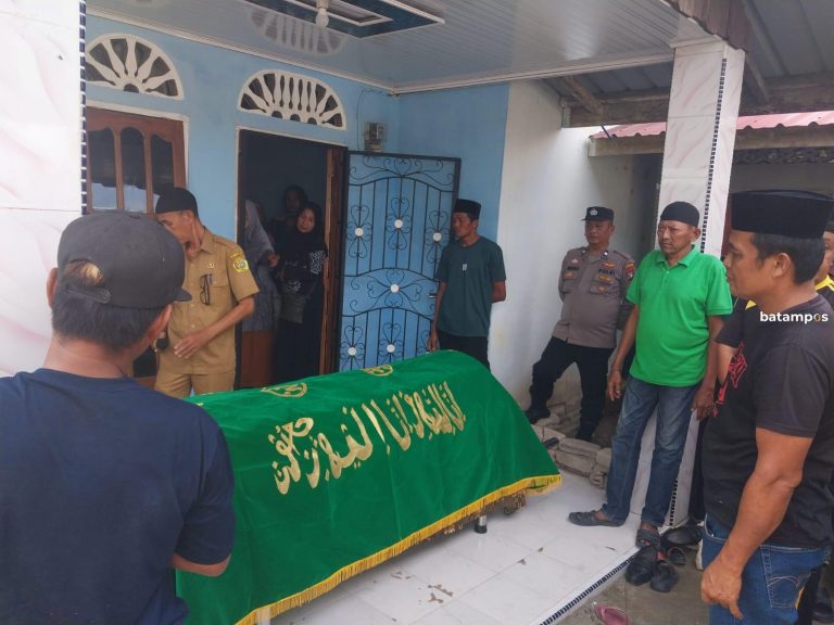 Bhabinkamtibmas Desa Pongkar Dampingi Keluarga Korban Pembunuhan