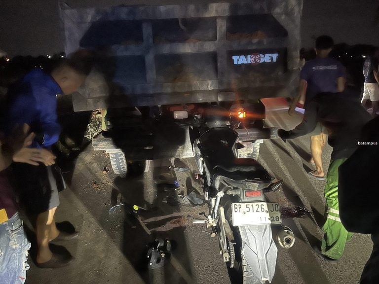 Dua Motor Hantam Truk Tanah di Jalan Minim Penerangan, Satu Pengendara Luka Parah