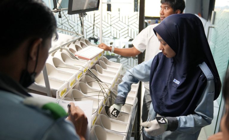 Tim Peneliti Berdikari Polibatam Berhasil Implementasikan Sistem Otomatisasi Pemilih Kabel Berbasis Kecerdasan Buatan (AI) di PT Sumitomo Wiring Systems