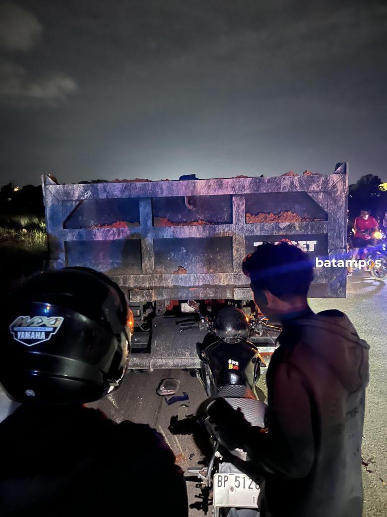 Truk Tanah Ngebut Seret Dua Sepeda Motor di Nongsa