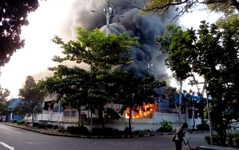 Kebakaran Hebat di PT Team Metal, Api Membubung Tinggi di Tanjunguncang