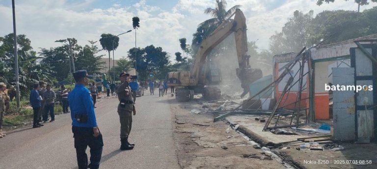 Puluhan Kios Liar di Simpang Helm Dibongkar