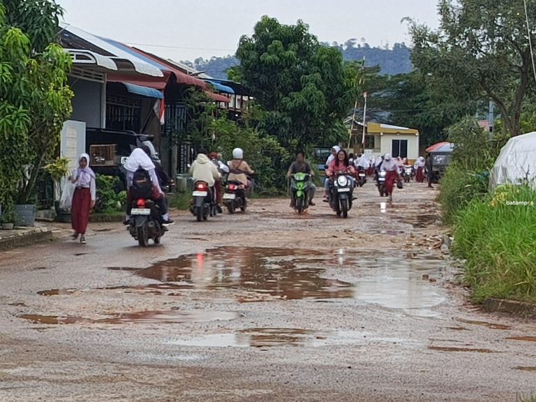 Warga RW 16 Marina Desak Pemerintah Bangun Akses Jalan Khusus ke SDN 013 Sekupang