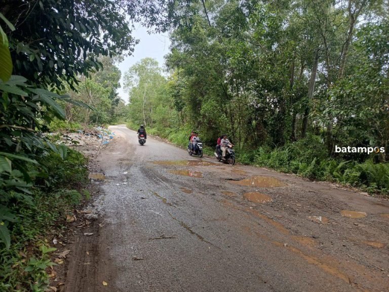 Jalan Ahmad Dahlan Kian Rusak, Sampah Menumpuk di Pinggir Jalan