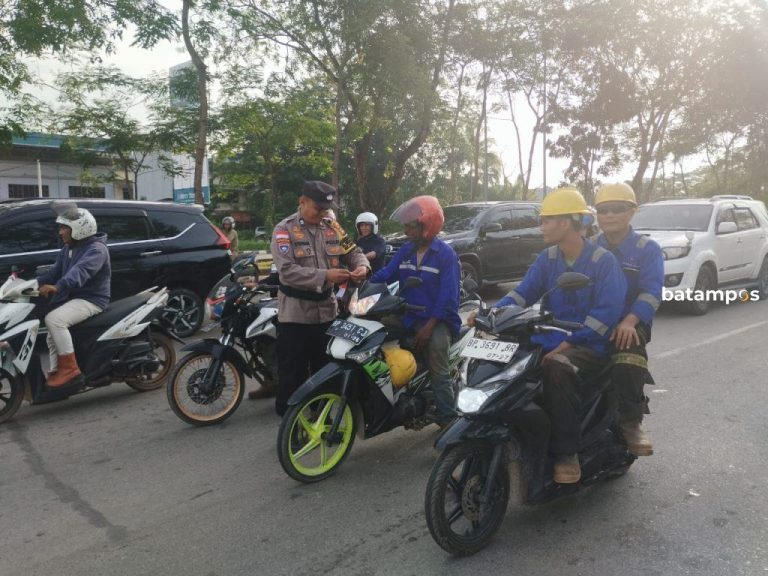 Sambut HUT ke-80 RI, Polsek Sekupang Bagikan 200 Bendera Merah Putih ke Pengendara