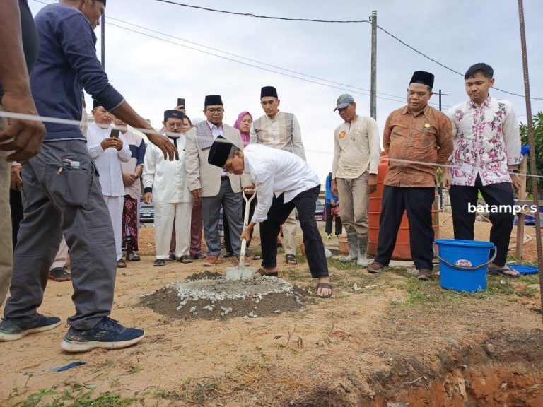 Amsakar Letakkan Batu Pertama Pembangunan TPQ dan Rumah Singgah Masjid Nurul Ikhwan