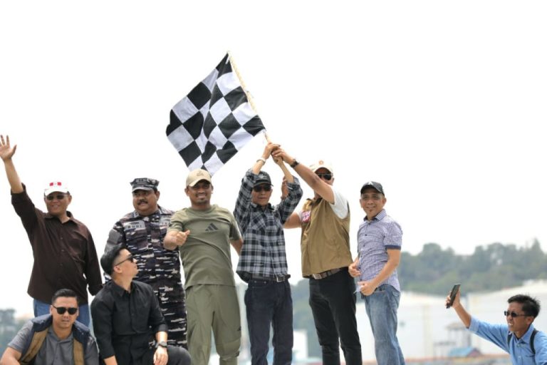 Amsakar Buka Pawai Budaya dan Lomba Bahari HUT ke-80 RI