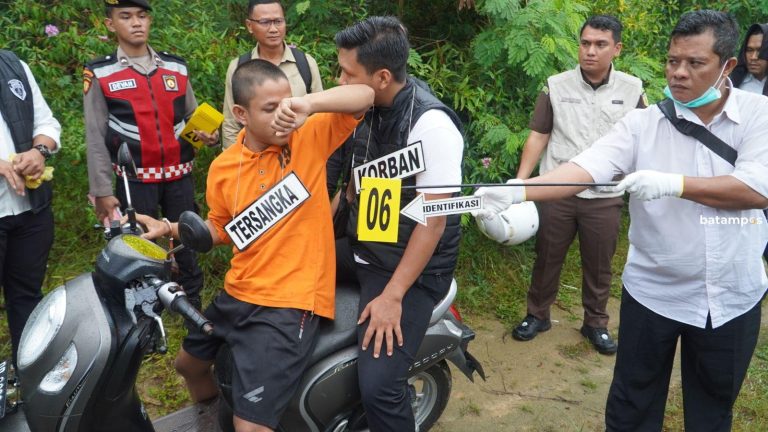 Mardiana Ditikam Arya saat di Atas Motor, 19 Adegan Rekonstruksi Kasus Pembunuhan di Karimun