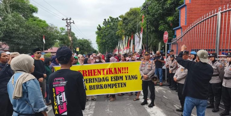 Beras Langka, Warga Karimun Gelar Aksi Damai ke Kantor Bea Cukai