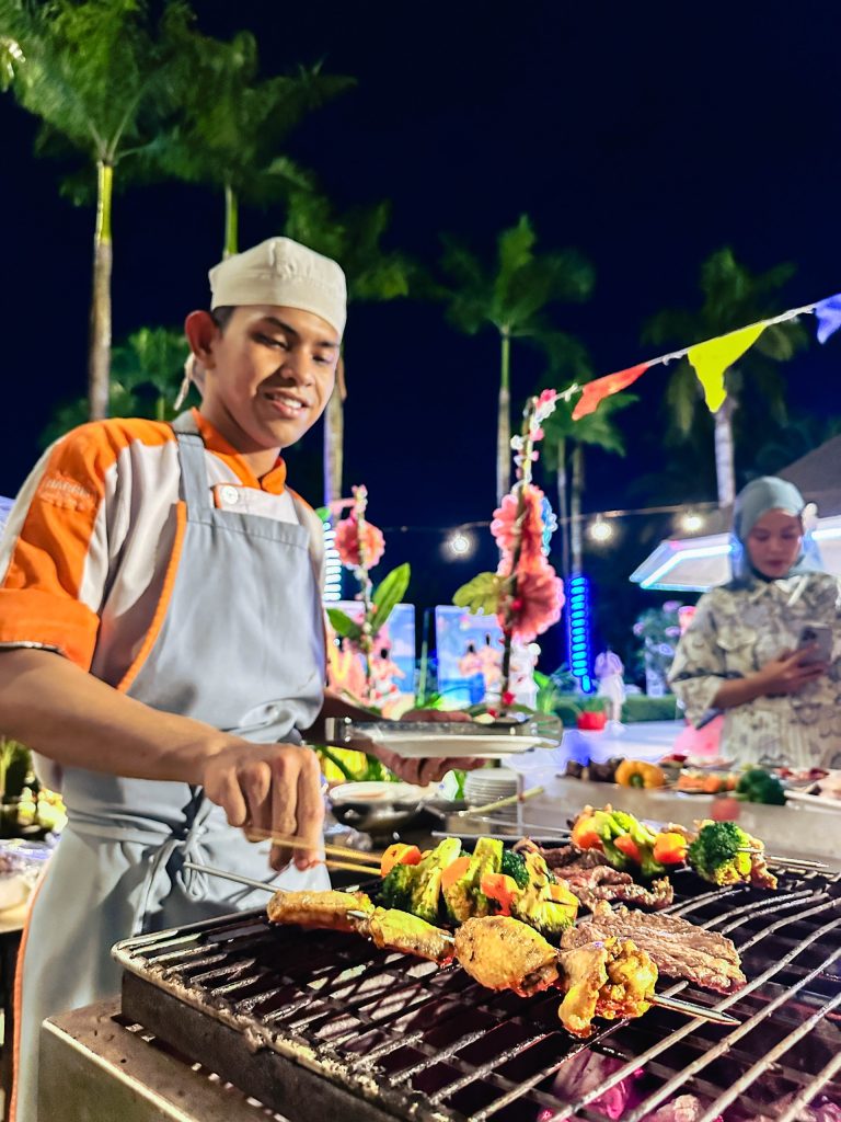 Harris Resort Waterfront Batam Resmi Luncurkan Hawaiian BBQ Party: Sensasi Liburan Tropis dengan Kuliner Premium Setiap Malam Minggu